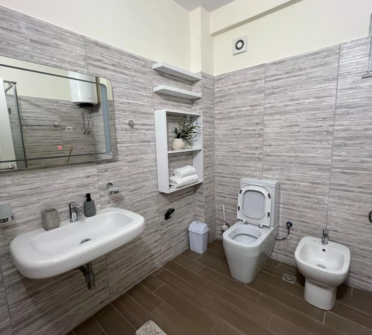 Ervin Second Apartment Vlorë
