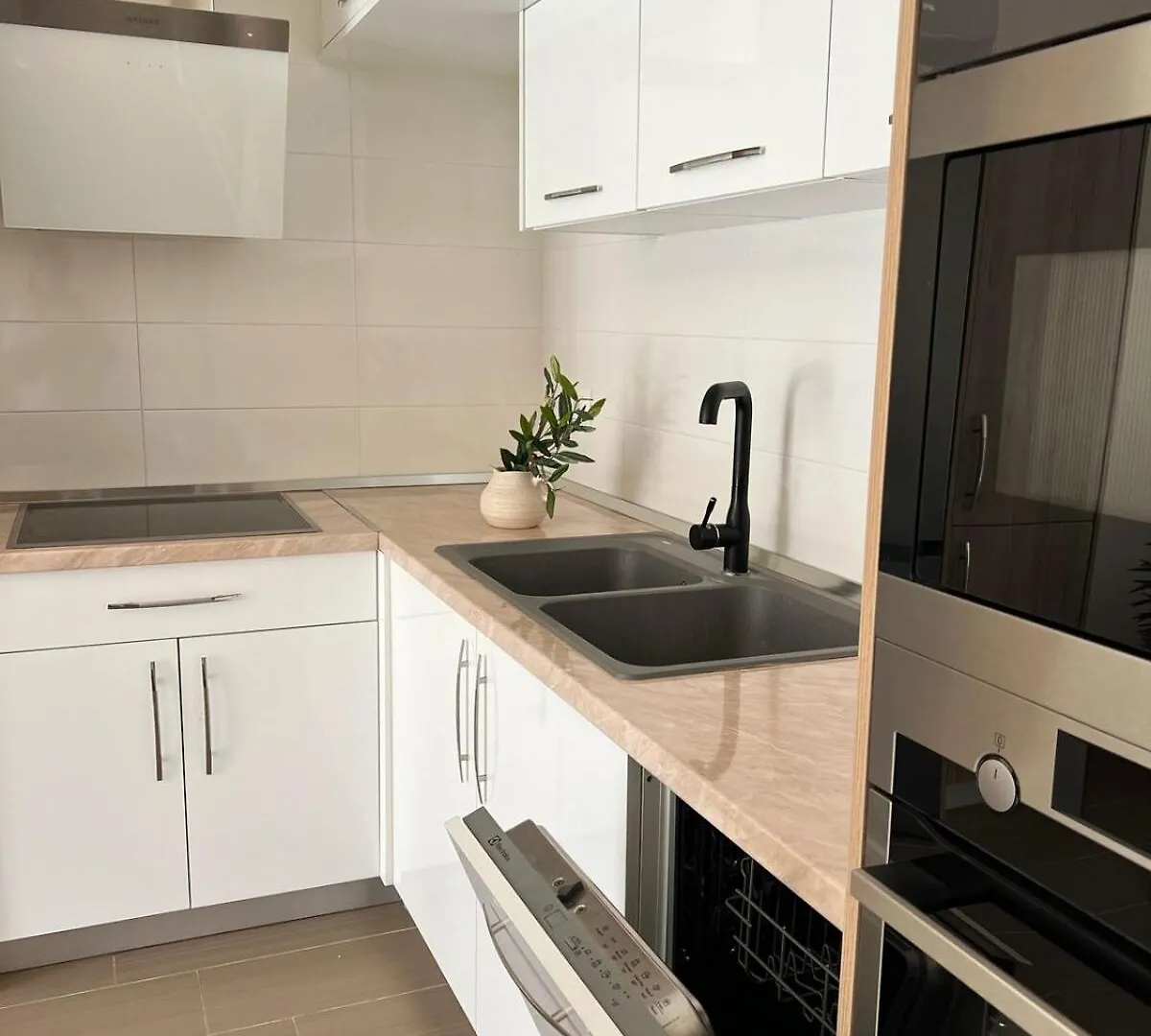 Ervin Second Apartment Wlora